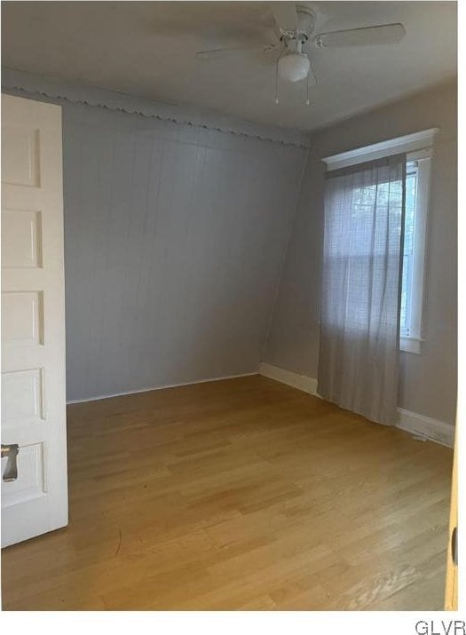 unfurnished room featuring light wood-style flooring and a ceiling fan