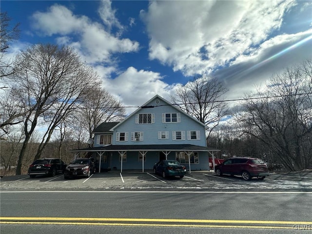 view of front facade featuring uncovered parking