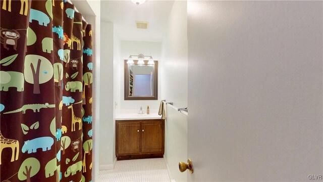 full bath featuring vanity, visible vents, and a shower with curtain