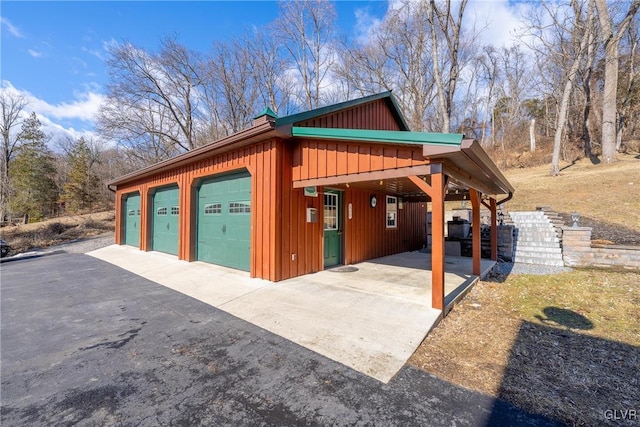 view of detached garage