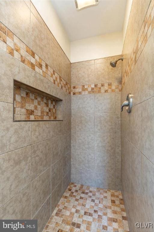 full bathroom featuring a tile shower