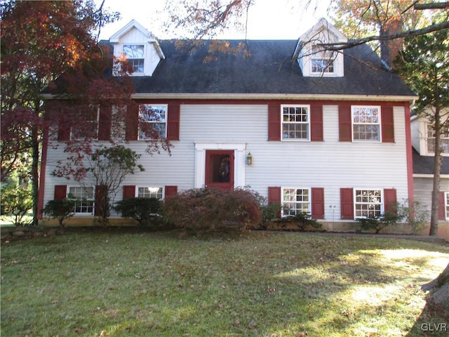 view of front of property featuring a front lawn