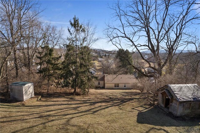 view of yard featuring an outdoor structure