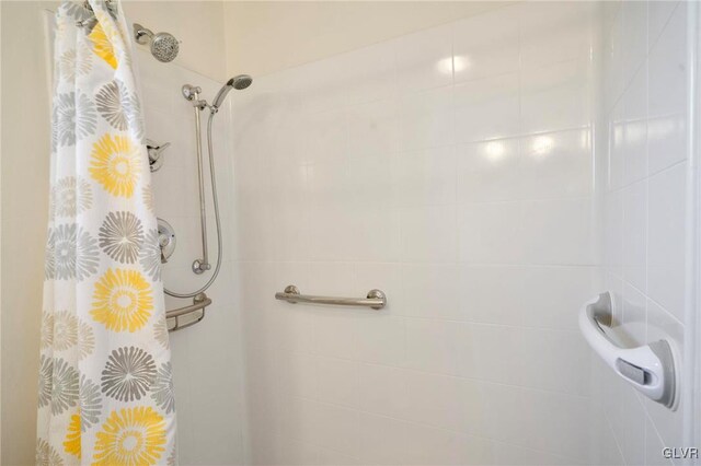 bathroom featuring tiled shower