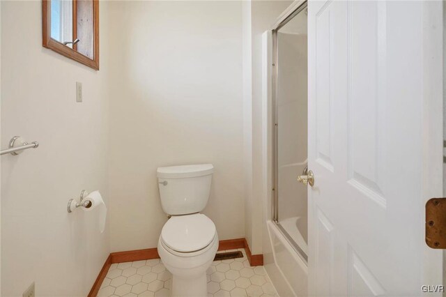 full bath with visible vents, toilet, and baseboards