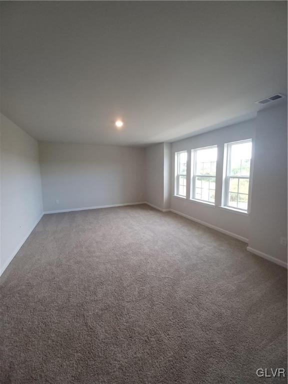 carpeted spare room with baseboards, visible vents, and recessed lighting