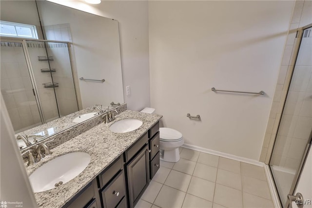 bathroom featuring tiled shower, a sink, and toilet