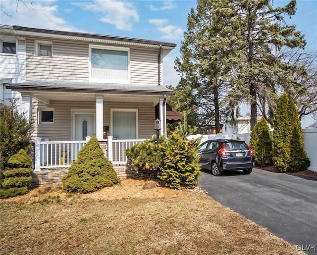 view of front of house featuring covered porch and aphalt driveway