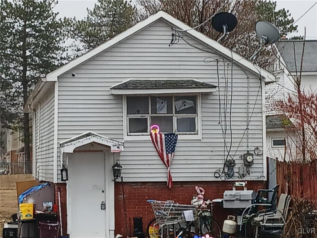 view of front of home with fence