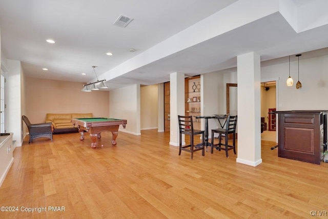 playroom featuring light wood finished floors, recessed lighting, visible vents, billiards, and baseboards