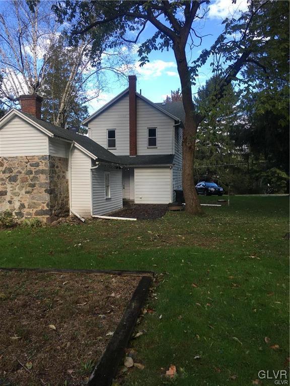 back of house featuring a lawn