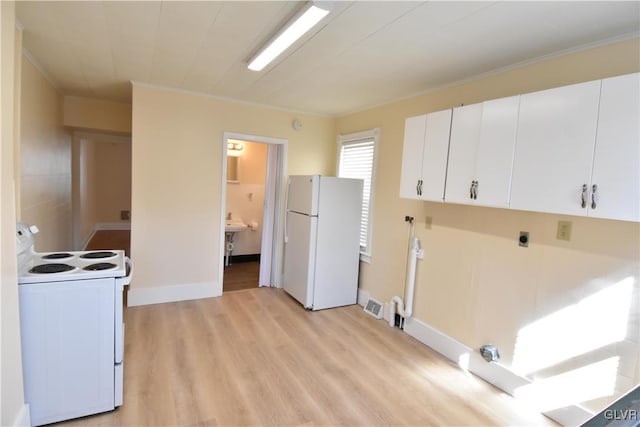 clothes washing area with light wood finished floors, visible vents, and crown molding