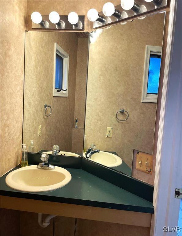 bathroom featuring a sink