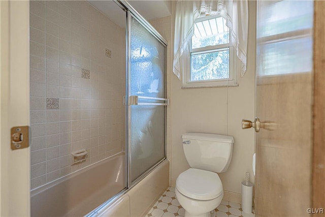 full bathroom featuring toilet, baseboards, and enclosed tub / shower combo