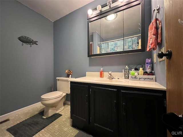 full bathroom with vanity, a shower with shower curtain, baseboards, visible vents, and toilet