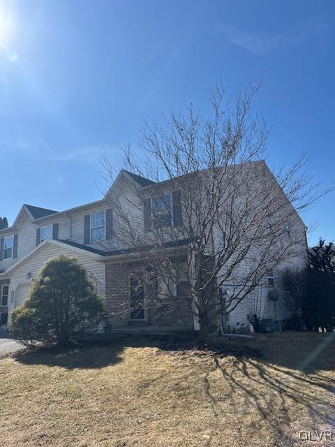 view of front of property featuring a front yard