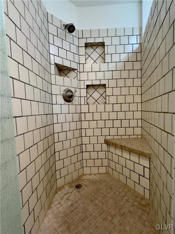 bathroom featuring a tile shower