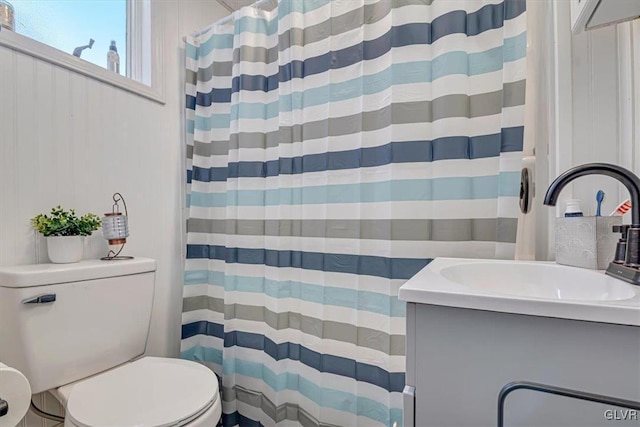 full bathroom with vanity, toilet, and a shower with curtain