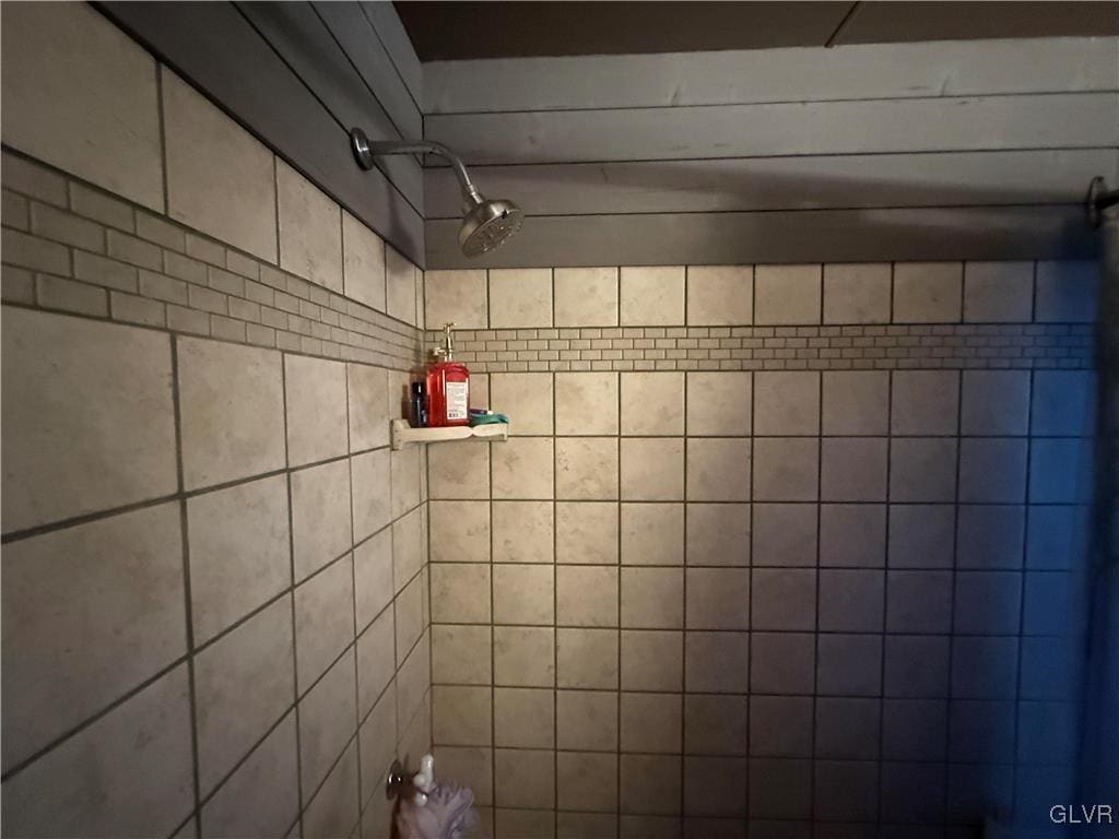 bathroom featuring a tile shower