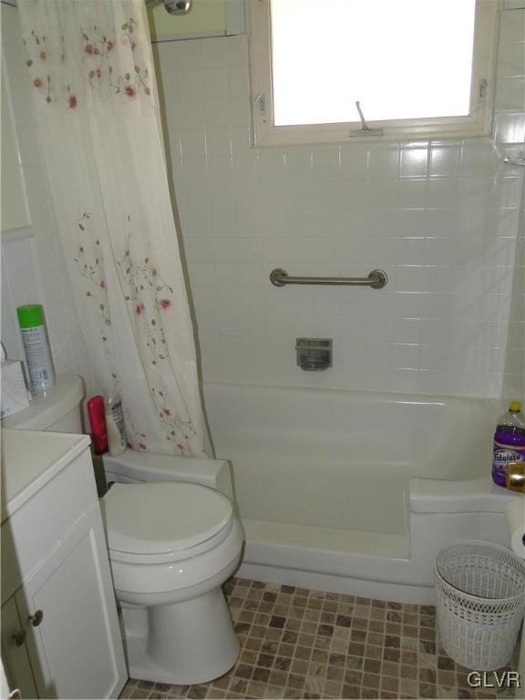 bathroom with curtained shower, toilet, and vanity