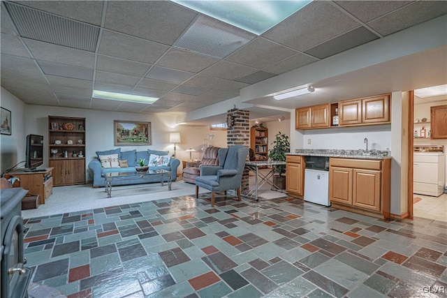 living area with a drop ceiling, washer / clothes dryer, visible vents, and wet bar