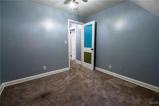 carpeted empty room featuring baseboards and ceiling fan