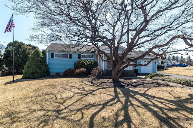 view of front of property featuring a front lawn and an attached garage