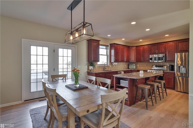 dining space featuring recessed lighting, visible vents, light wood-type flooring, and baseboards