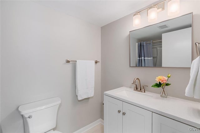 full bath with vanity, a shower with curtain, visible vents, baseboards, and toilet