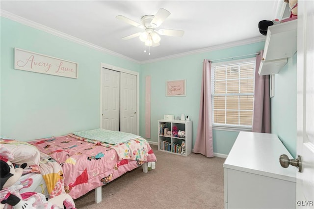 bedroom featuring light carpet, a ceiling fan, a closet, and ornamental molding