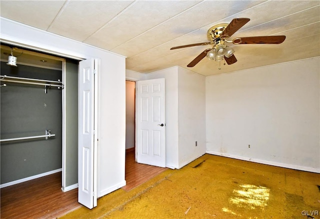 unfurnished bedroom with a closet, ceiling fan, and baseboards