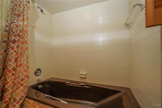 bathroom featuring shower / tub combo