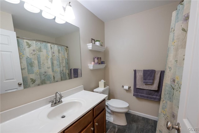 full bath featuring a shower with curtain, toilet, wood finished floors, baseboards, and vanity