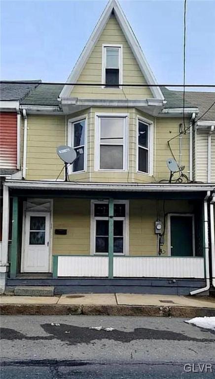 515 N Railroad St, Tamaqua Borough, PA 18252 - exterior space with a porch