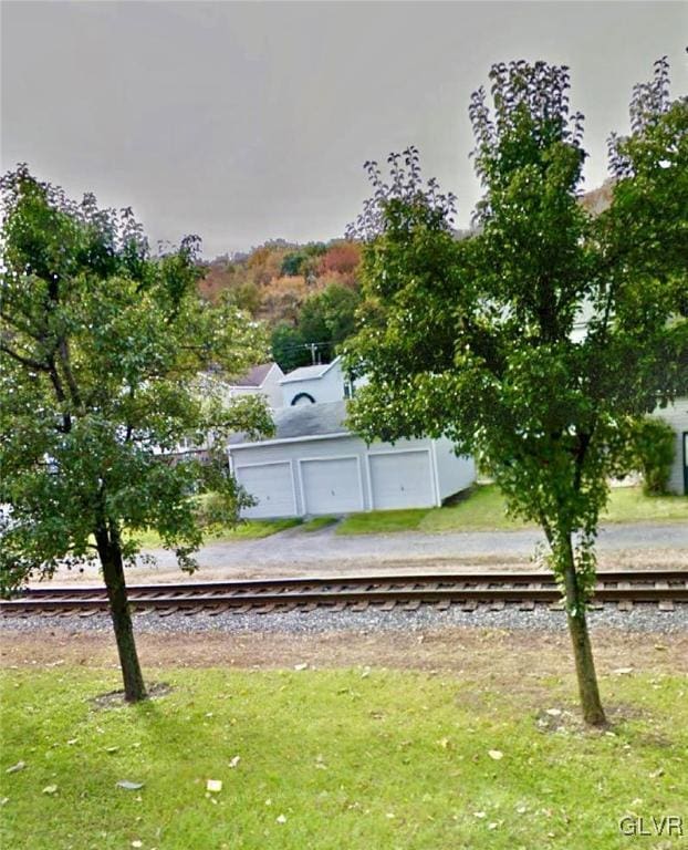 515 N Railroad St, Tamaqua Borough, PA 18252 - view of yard featuring a garage