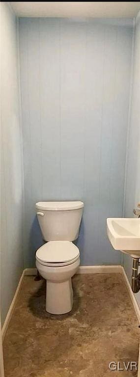 515 N Railroad St, Tamaqua Borough, PA 18252 - bathroom with toilet and a decorative wall