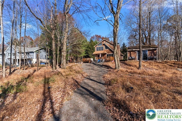 view of front of property featuring aphalt driveway