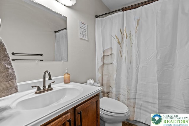 156 Poplar Pl, Tunkhannock Township, PA 18610 - full bathroom featuring vanity, toilet, and curtained shower
