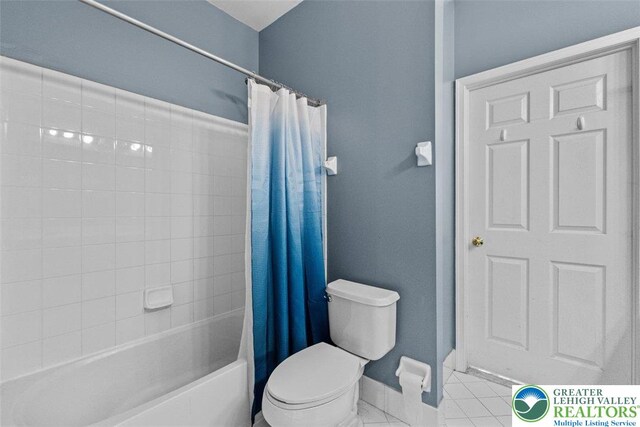 255 Rising Meadow Way E, Stroudsburg, PA 18302 - bathroom with shower / bathtub combination with curtain and toilet