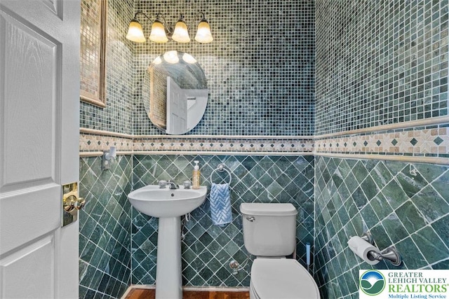 255 Rising Meadow Way E, Stroudsburg, PA 18302 - half bath featuring toilet and tile walls