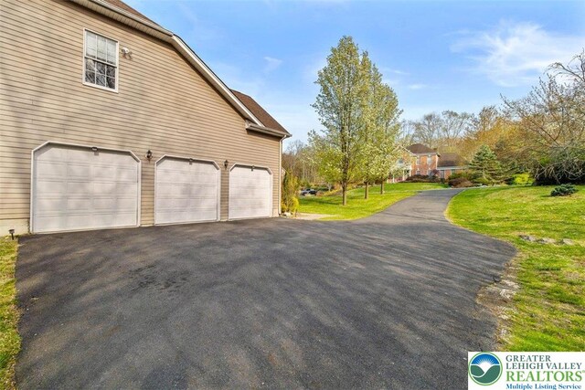 255 Rising Meadow Way E, Stroudsburg, PA 18302 - garage featuring driveway