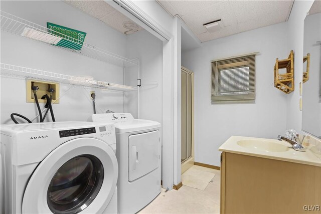 367 Saunders Dr, Lehman Twp, PA 18324 - washroom with visible vents, baseboards, laundry area, a sink, and washing machine and dryer