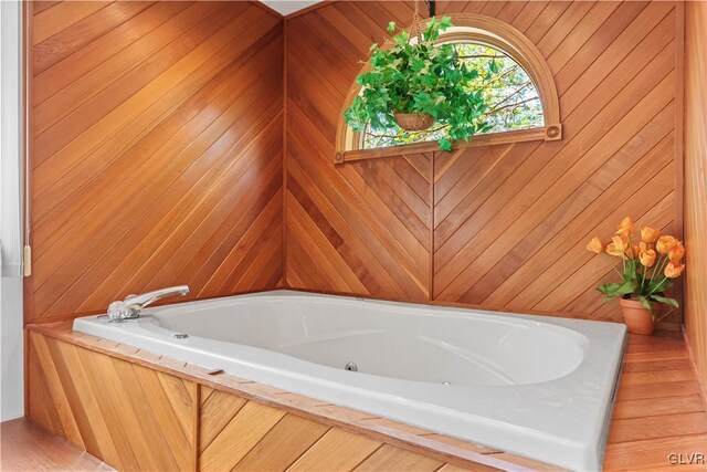367 Saunders Dr, Lehman Twp, PA 18324 - bathroom featuring a whirlpool tub