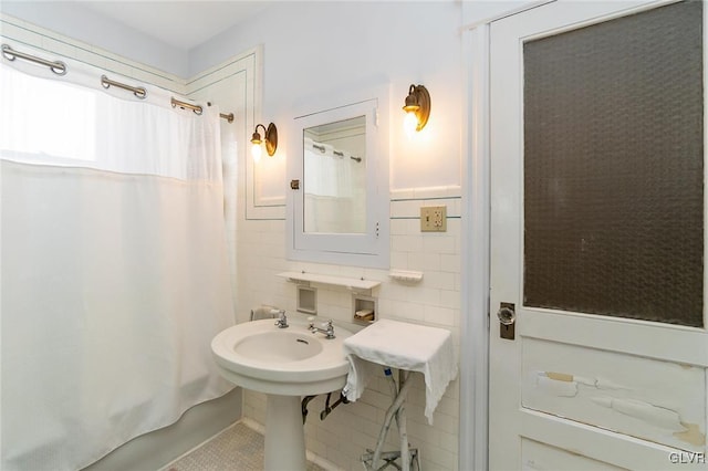 1527 W Turner St, Allentown City, PA 18102 - bathroom with tile walls and shower / bath combination with curtain