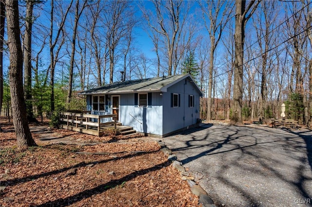 view of front of home featuring driveway