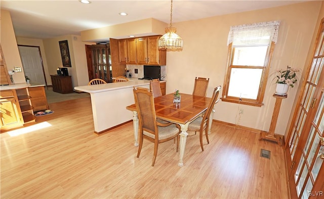 dining space featuring recessed lighting, light wood-style floors, baseboards, and visible vents