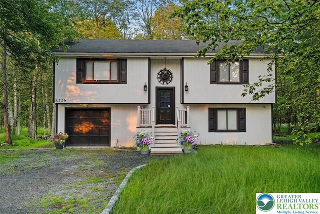 5627 Pembrook Dr, Coolbaugh Twp, PA 18466 - split foyer home featuring dirt driveway and a garage