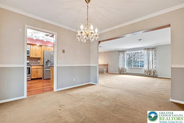 empty room with light carpet, a notable chandelier, ornamental molding, and baseboards