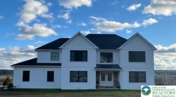 view of front of house featuring a front yard
