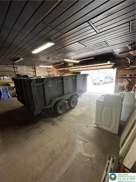 garage with washing machine and clothes dryer